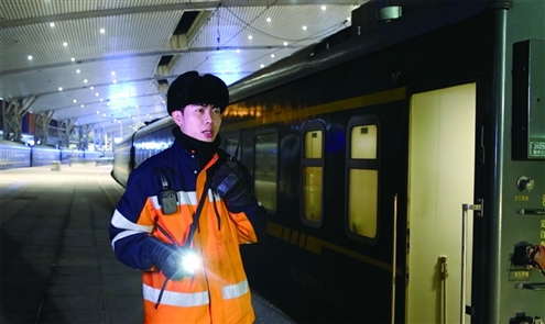 王翰林的工作,是根据客流需求将零散车辆精准编组成列,准时送达站台